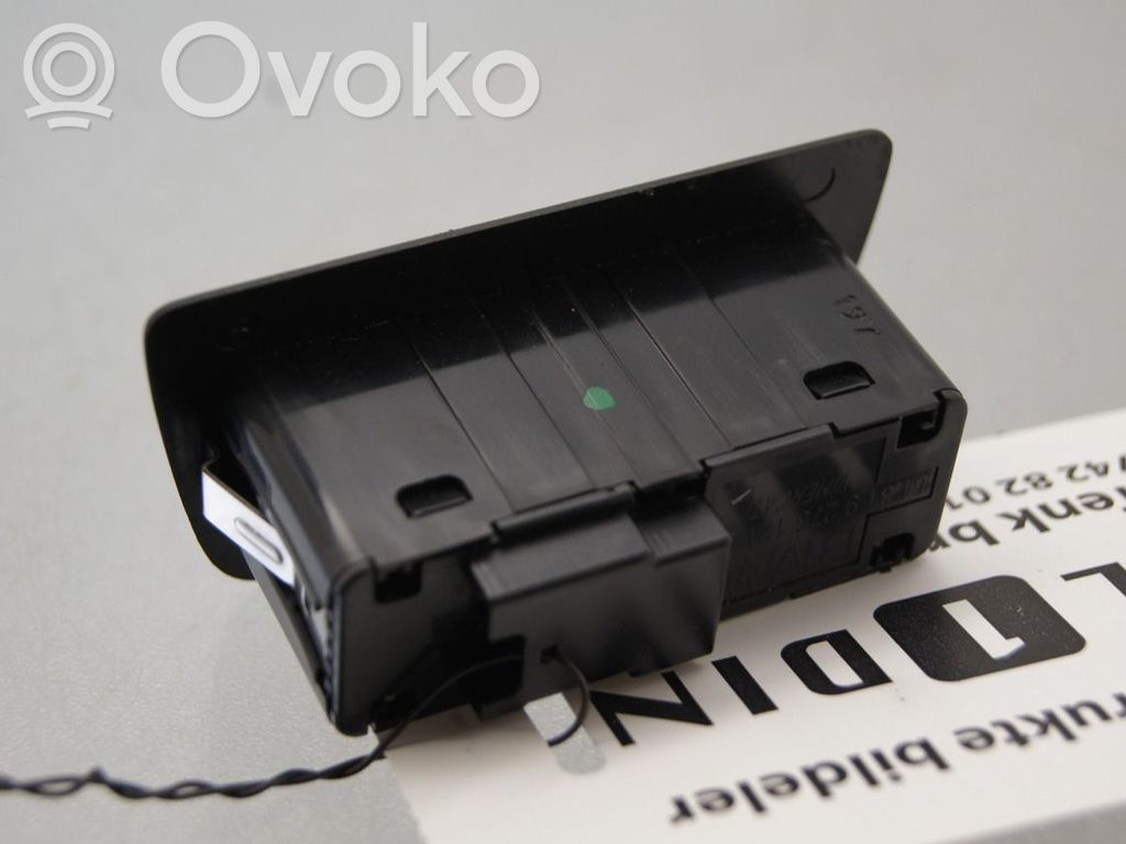 Mini Cooper Countryman F60 Tailgate opening switch 
