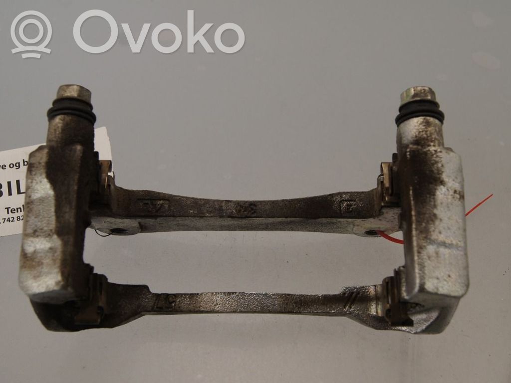Toyota bZ4X Jarrusatulan tyynyn pidike takana
