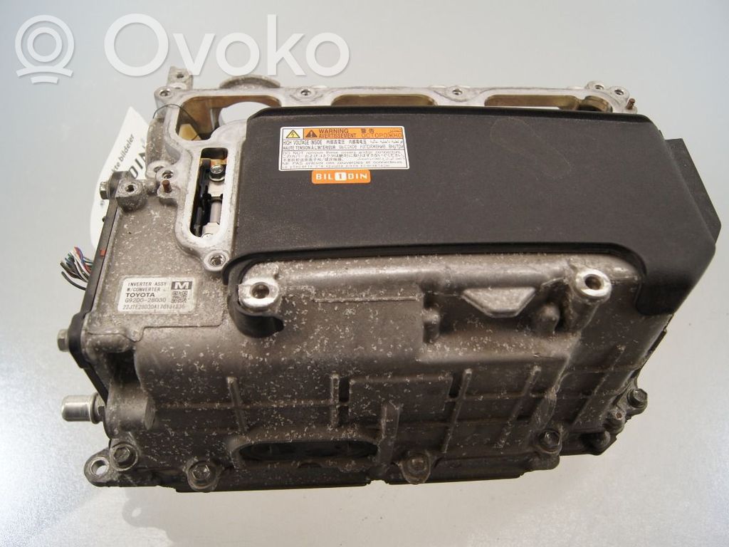 Toyota Prius+ (ZVW40) Jännitteenmuunnin/vaihtosuuntaaja