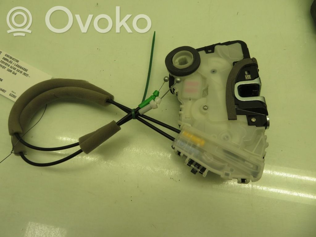 Toyota bZ4X Zamek drzwi przednich 