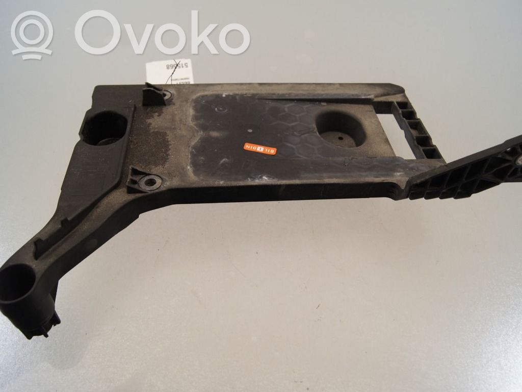Volkswagen PASSAT B8 Support boîte de batterie