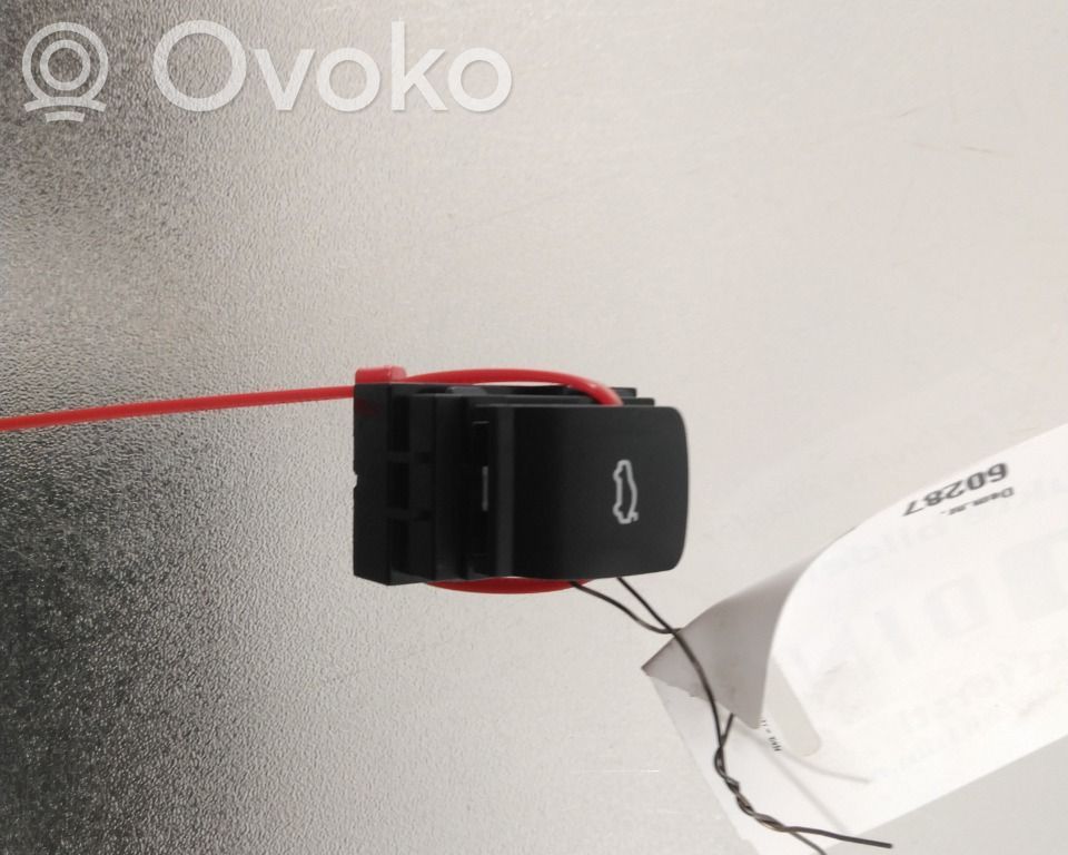 BMW i4 Tailgate opening switch 