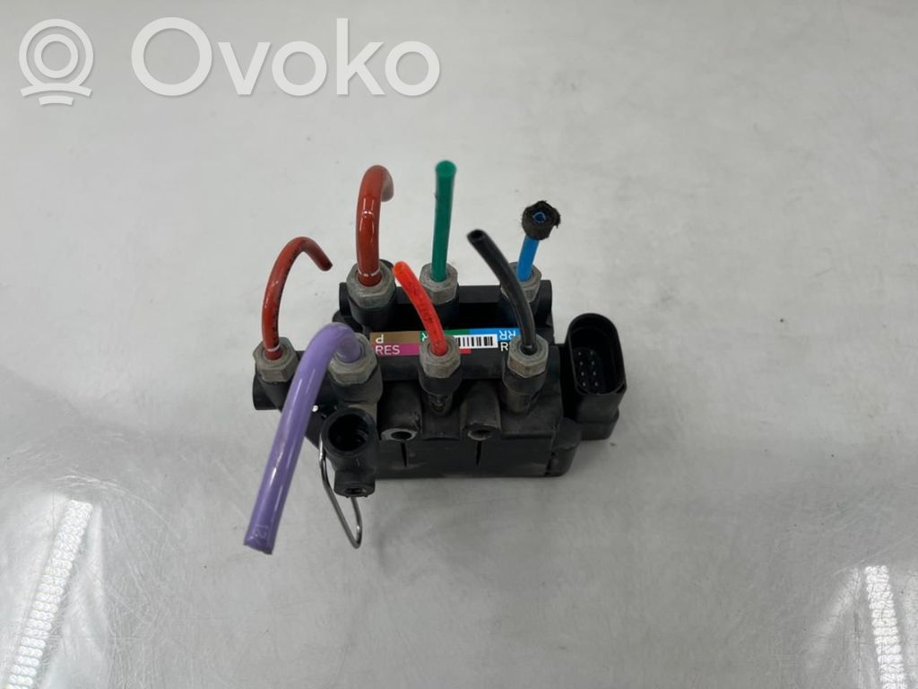 Porsche Taycan 9J1 Rozdzielacz / Blok zaworowy zawieszenia pneumatycznego osi tylnej 