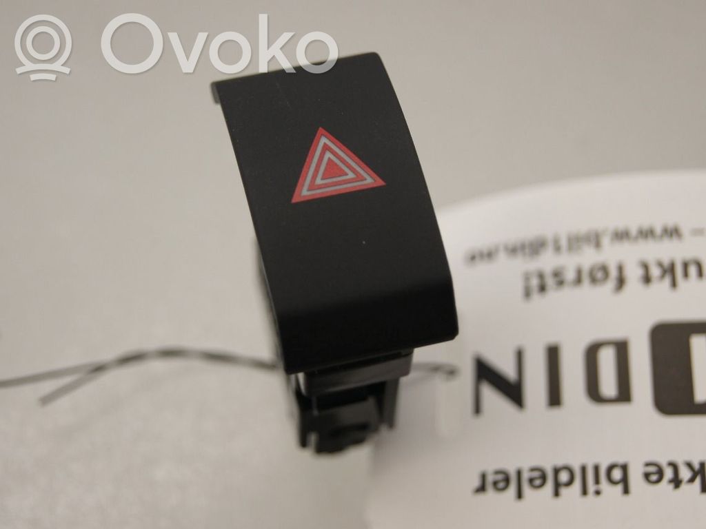 Toyota bZ4X Botón interruptor de luz de peligro 