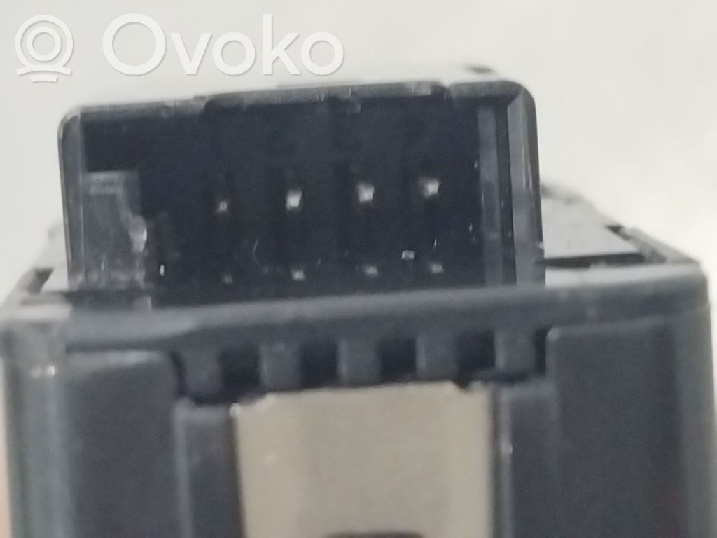 BMW 5 G30 G31 G38 Przełącznik / Przycisk otwierania klapy bagażnika 