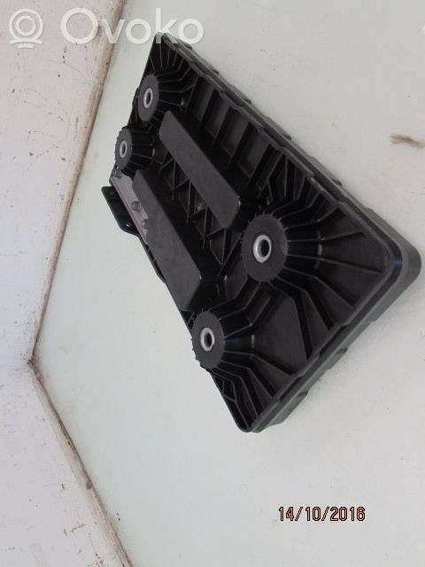 Volkswagen PASSAT B8 Support boîte de batterie