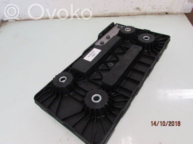 Volkswagen PASSAT B8 Support boîte de batterie