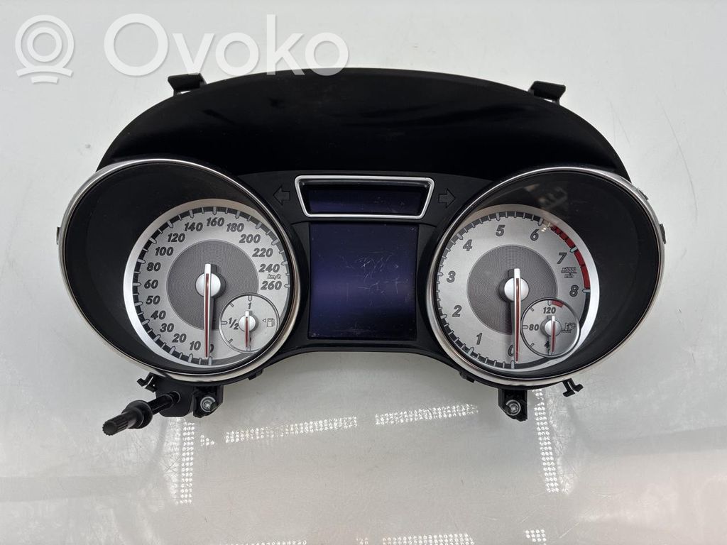 Mercedes-Benz CLA C117 X117 W117 Geschwindigkeitsmesser Cockpit
