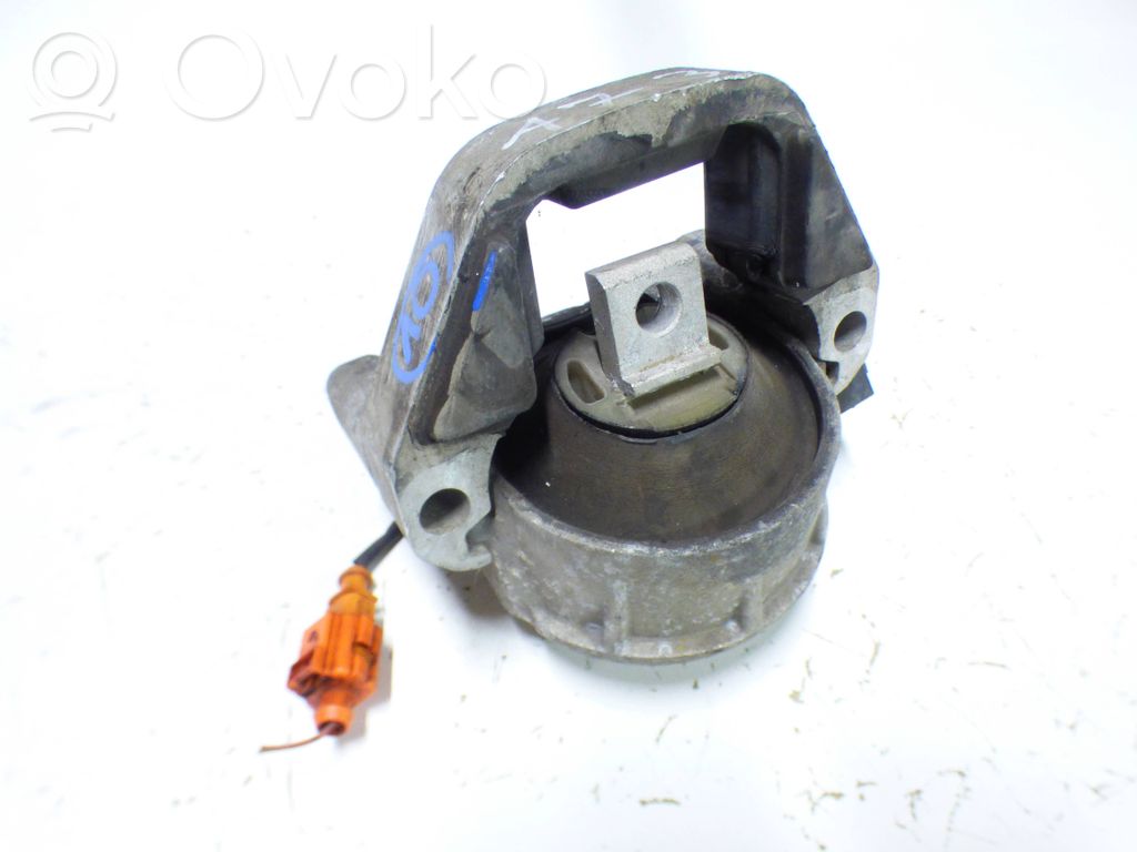 Engine mount vacuum valve