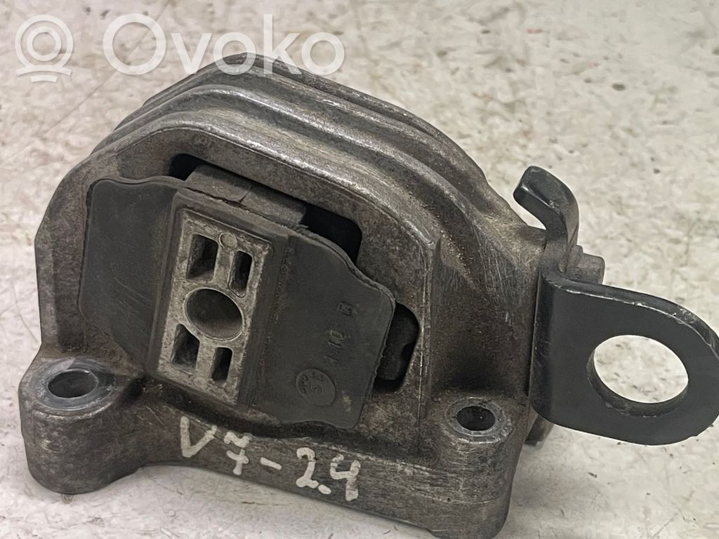 Volvo XC90 Engine mount bracket 