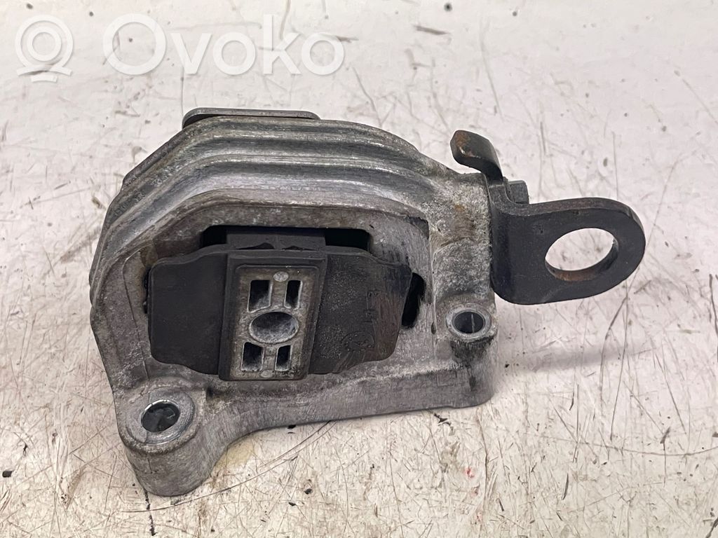 Volvo XC70 Engine mount bracket 