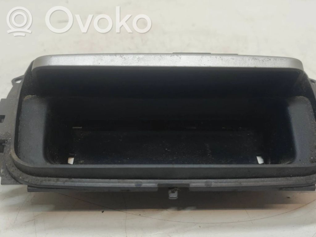 BMW 3 E90 E91 Peleninė panelėje 
