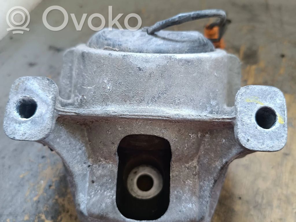 Audi A6 C7 Engine mounting bracket 