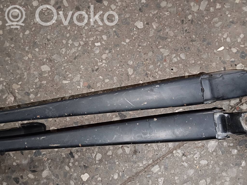 Front wiper blade arm