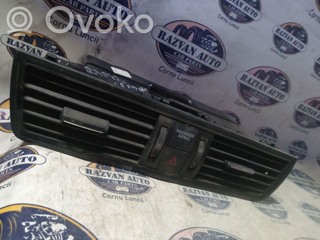 Skoda Rapid (120G, 130G, 135G) Dysze / Kratki środkowego nawiewu deski rozdzielczej 
