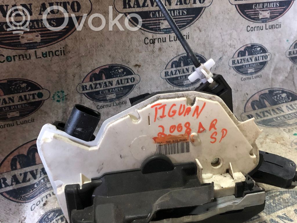Volkswagen Tiguan Zamek drzwi tylnych 
