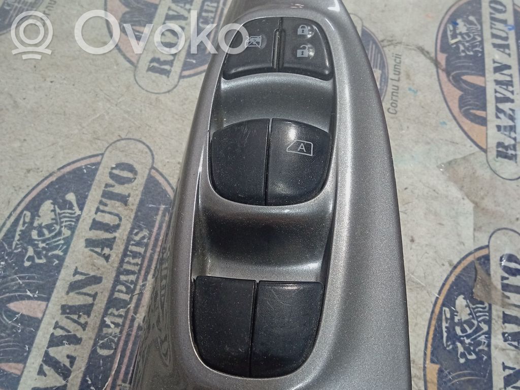 Nissan Juke I F15 Electric window control switch 