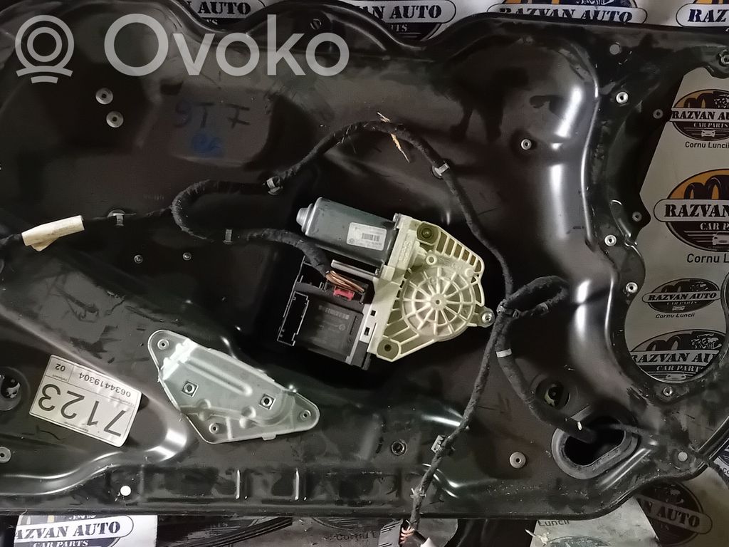 Volkswagen PASSAT B6 Front door window regulator with motor 