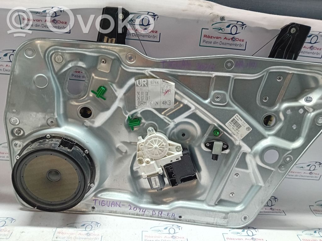 Volkswagen Tiguan Front door window regulator with motor 