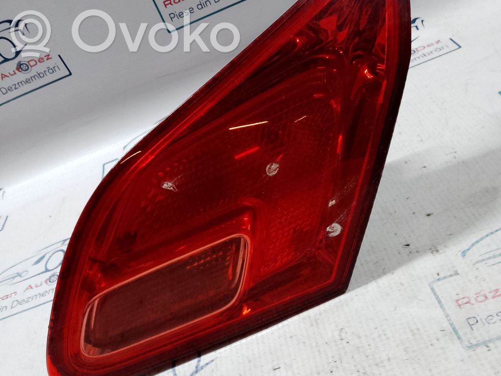Opel Astra J Задний фонарь в крышке 