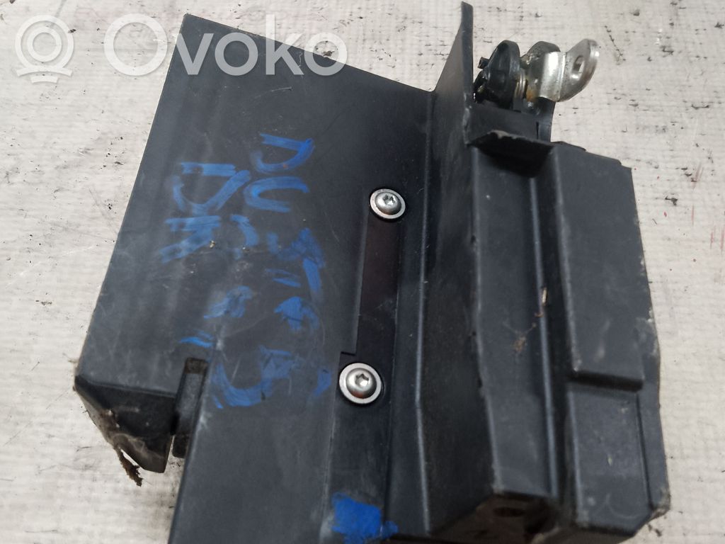 Dacia Duster Takaoven lukko 