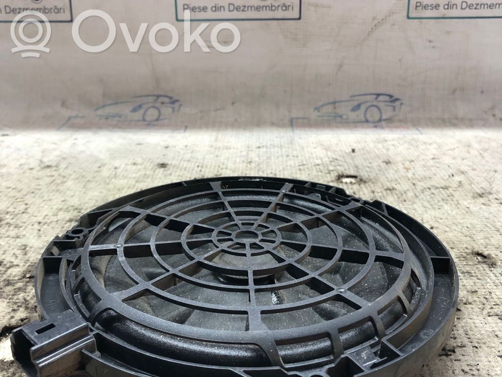 Citroen C4 X Garsiakalbis (-iai) galinėse duryse 