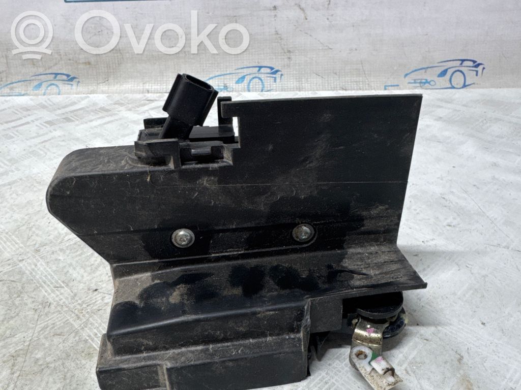 Dacia Duster Takaoven lukko 