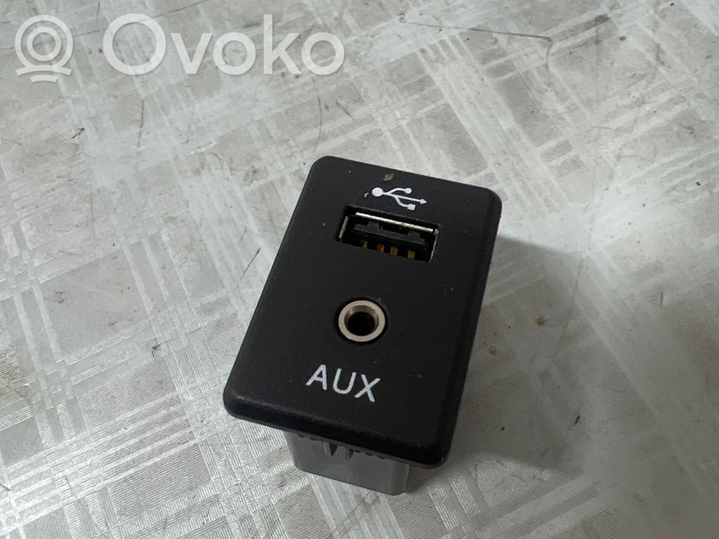 Nissan X-Trail T30 USB-ohjainlaite 