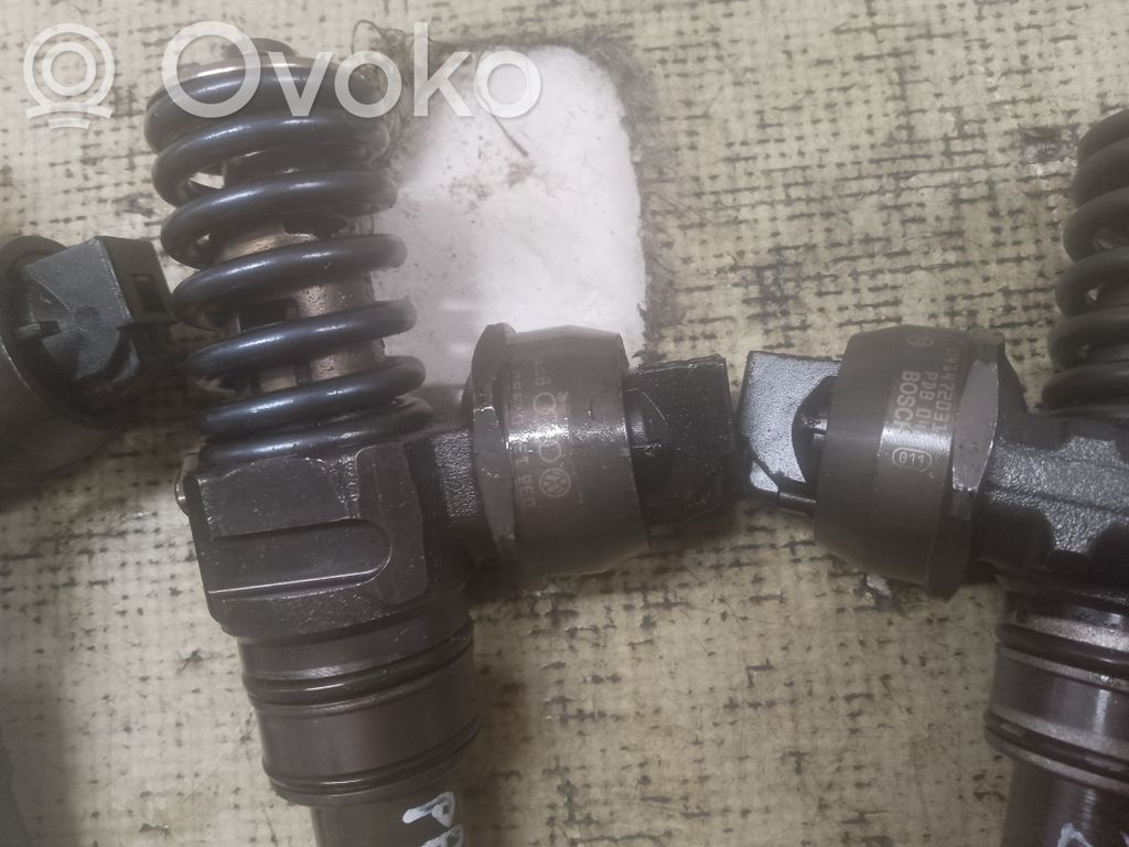 Volkswagen PASSAT B6 Wtryskiwacz paliwa 