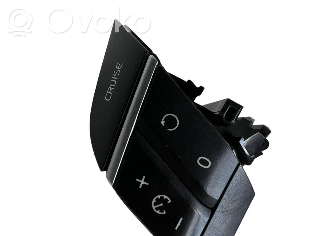 Volvo XC90 Steering wheel buttons/switches 