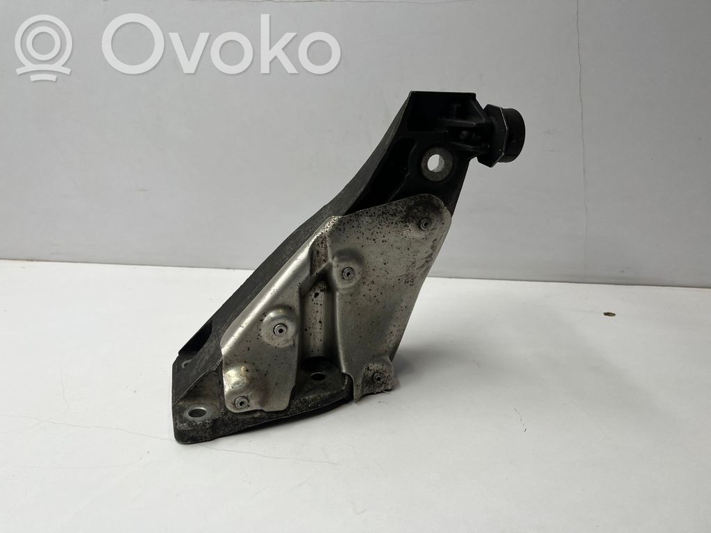 Engine mounting bracket   22116772680