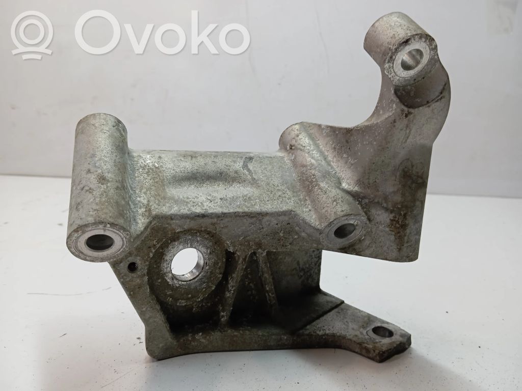Volvo XC60 Engine mounting bracket 
