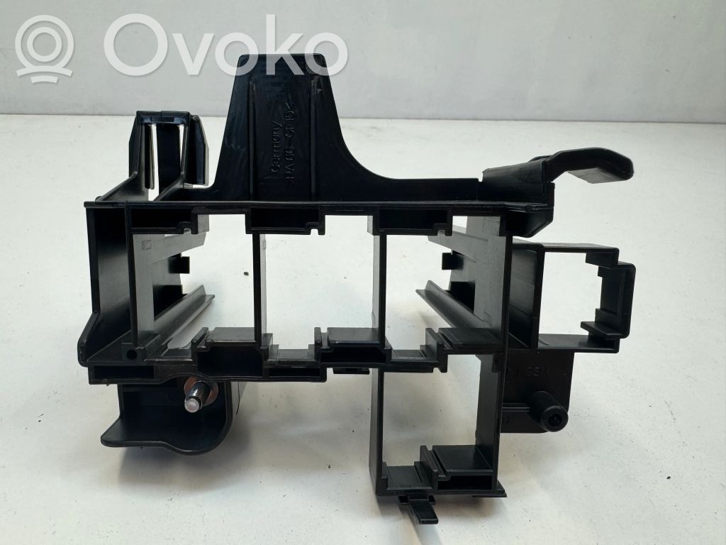Porsche Macan (95B) Relay mounting block 