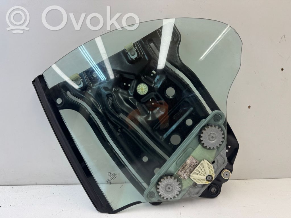 Rear side window   7303787