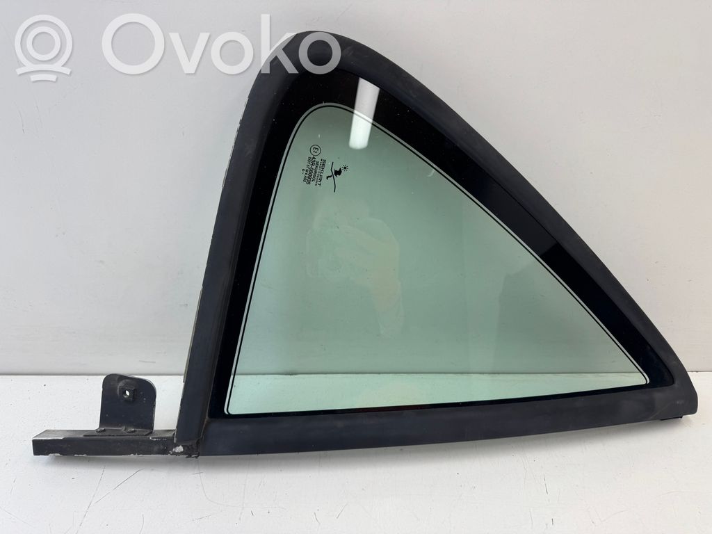 Ventanilla de ventilación de la puerta trasera   5186408
