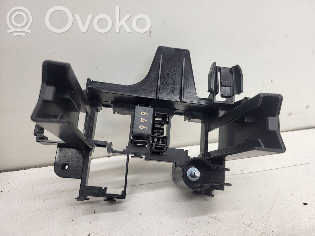 Porsche Macan (95B) Relay mounting block 