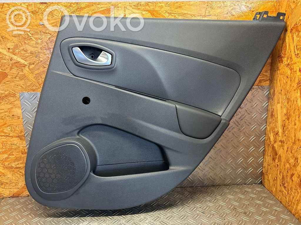 Renault Clio IV Moldura del tarjetero de la puerta trasera 