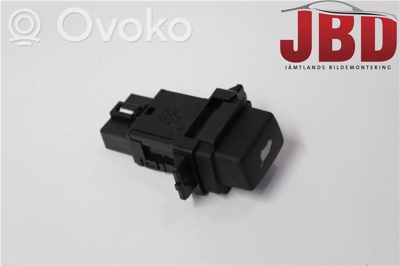 Tailgate/boot open switch button