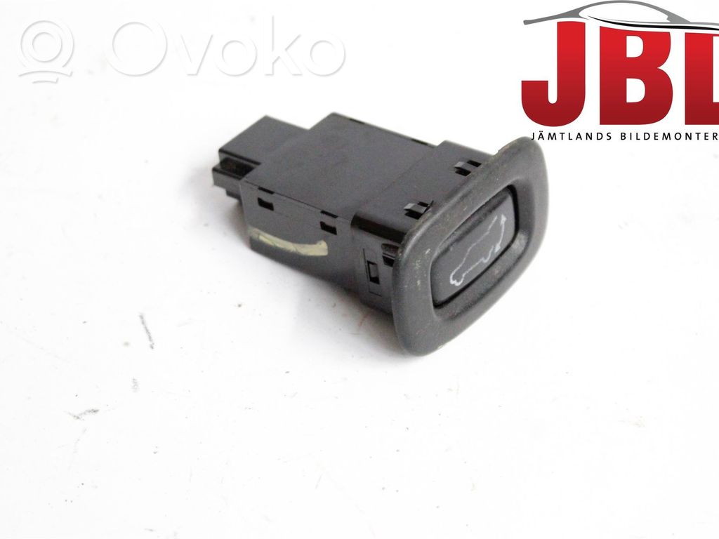 Tailgate/boot open switch button   MN170754