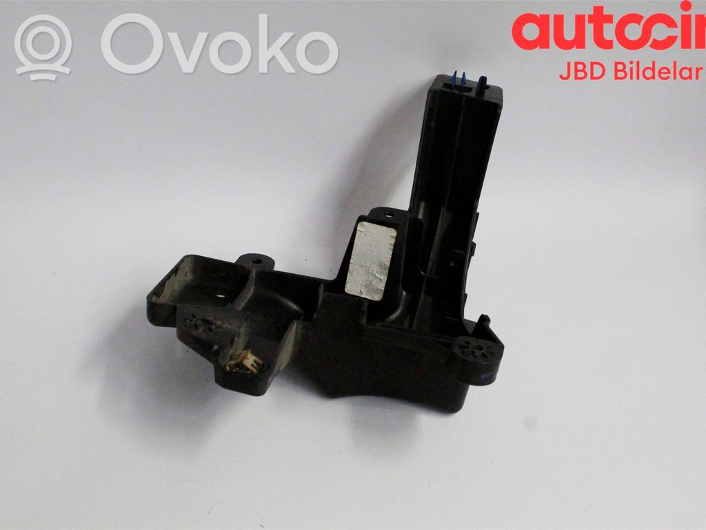 Rear bumper mounting bracket   68244464AA
