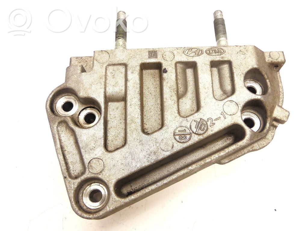 Engine mounting bracket