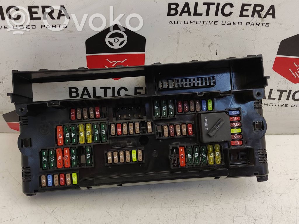 BMW 5 F10 F11 Ramka / Moduł bezpieczników 