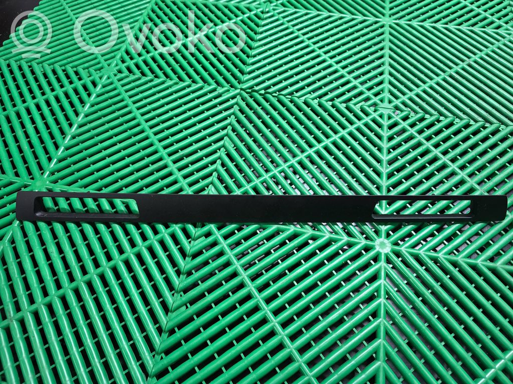 Dashboard glove box trim   7130742