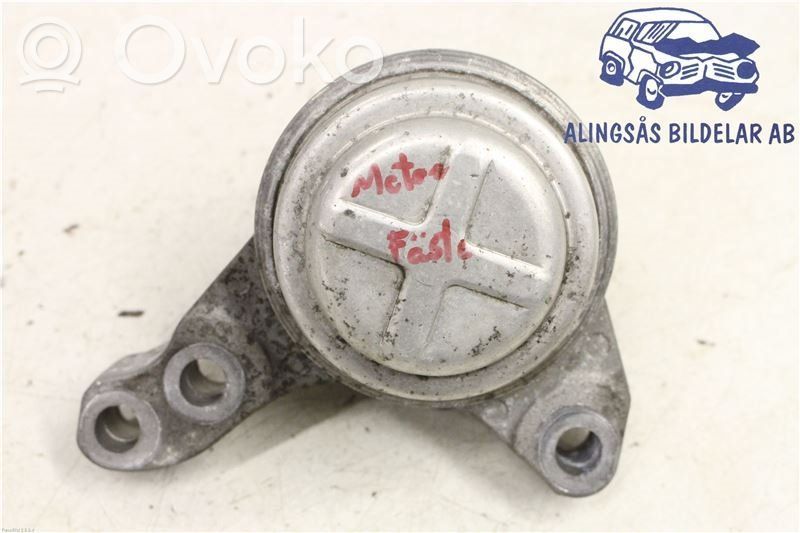 Volvo S60 Engine mount bracket 