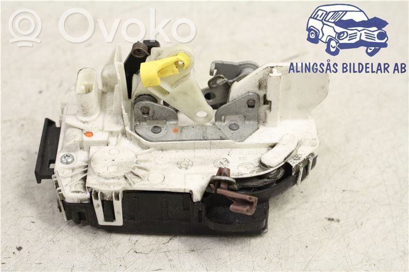 Priekšpusē slēdzene   04589416AD
