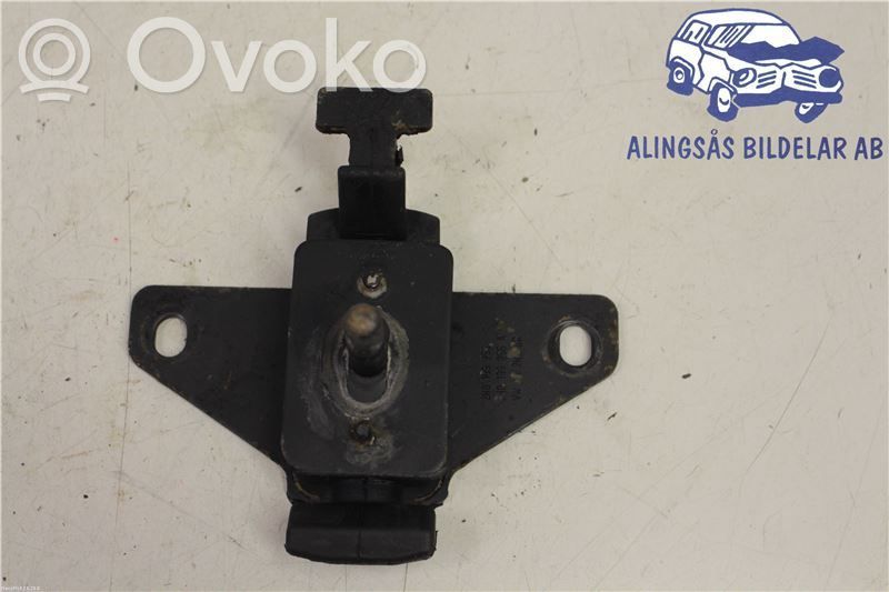 Engine mount bracket   2H0199256A