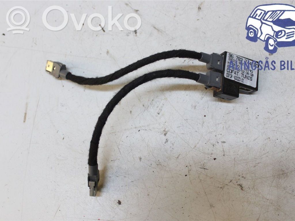 Peugeot 208 I USB-pistokeliitin 