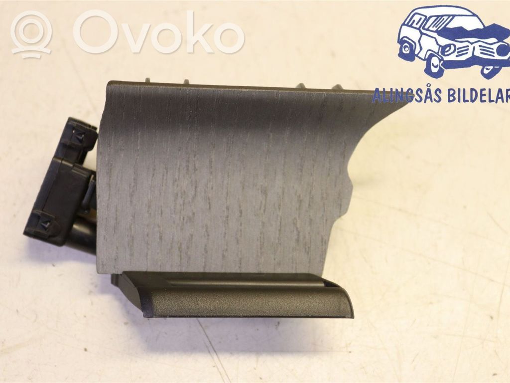 Volvo XC40 Kojelaudan hansikaslokeron lista 