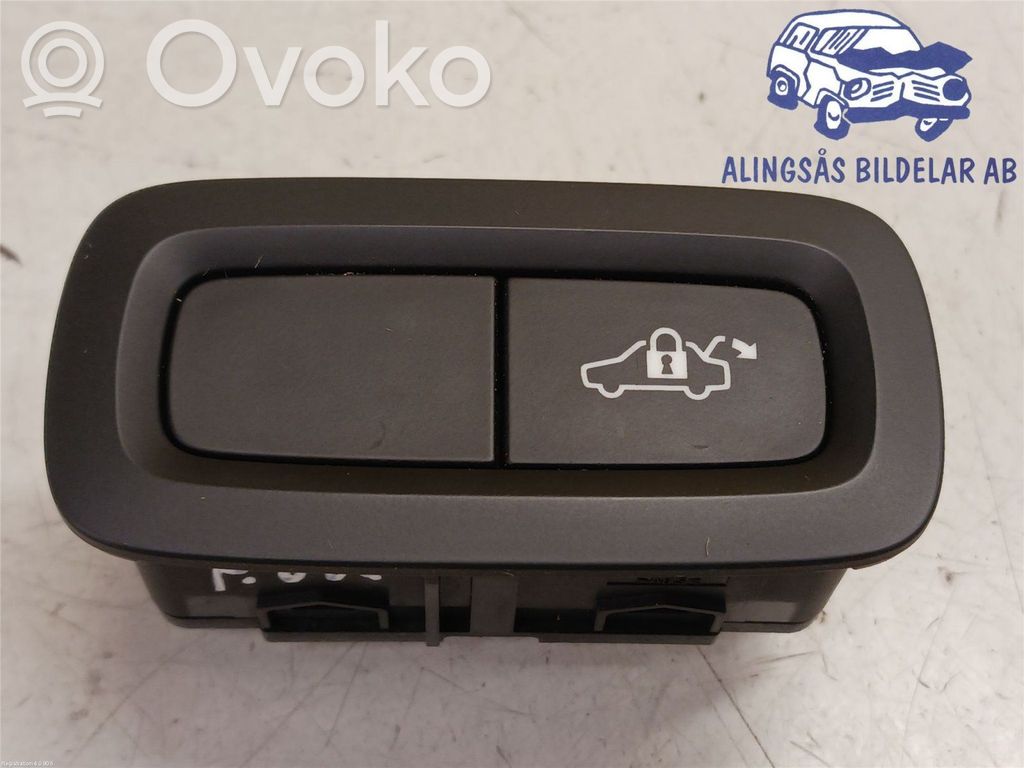 Volvo XC40 Przycisk otwierania klapy bagażnika 