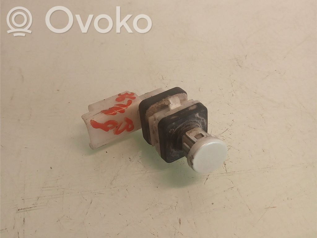 Tailgate/boot open switch button   872593